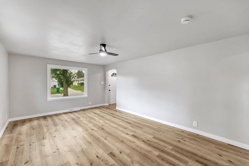 Welcome home to this beautifully remodeled 3 bed, 1 bath home in - photo 6