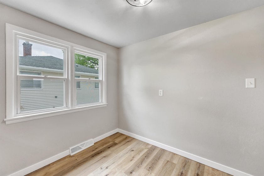 Welcome home to this beautifully remodeled 3 bed, 1 bath home in - photo 8