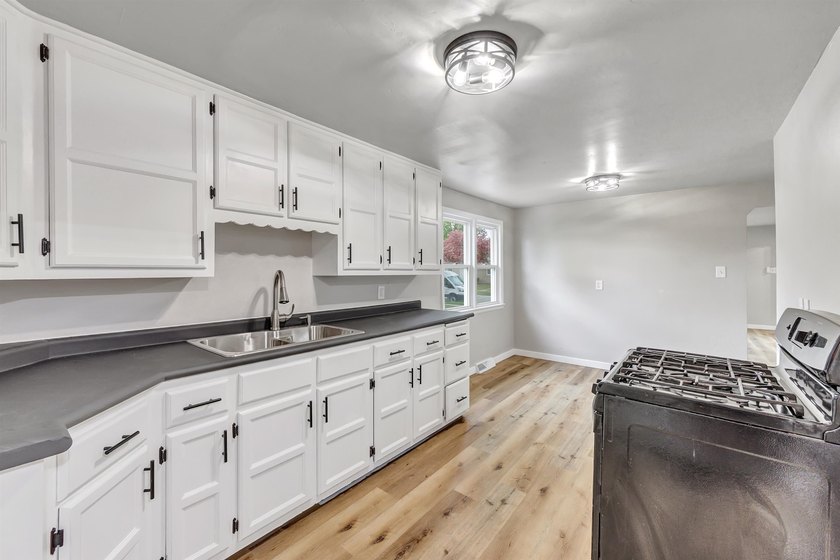 Welcome home to this beautifully remodeled 3 bed, 1 bath home in - photo 9