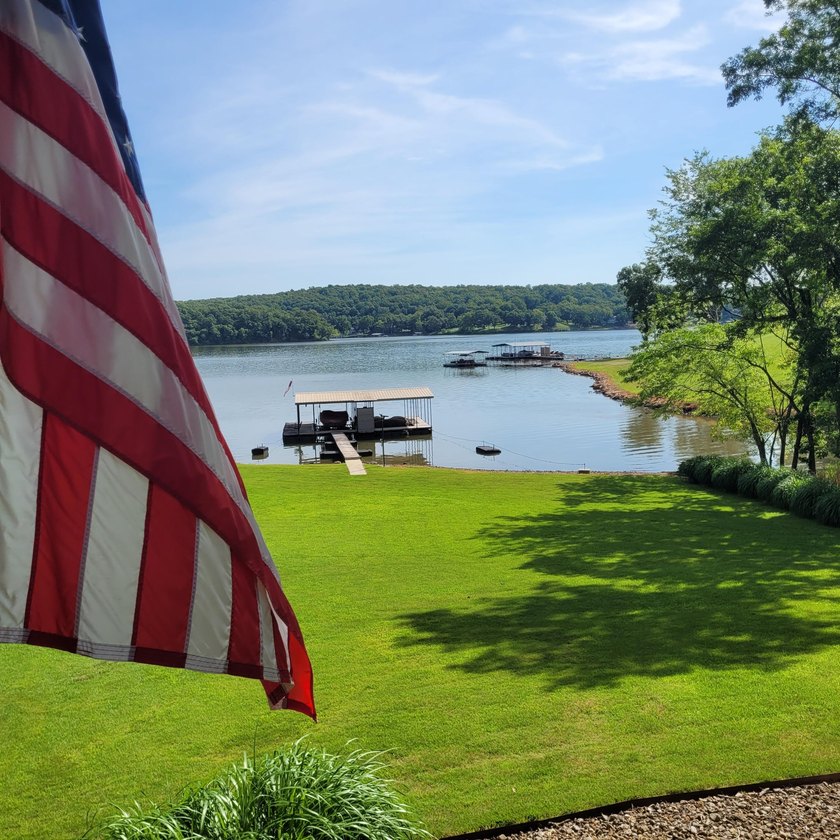 Lake living with lots of space!! WATERFRONT property, a GUEST - photo 2