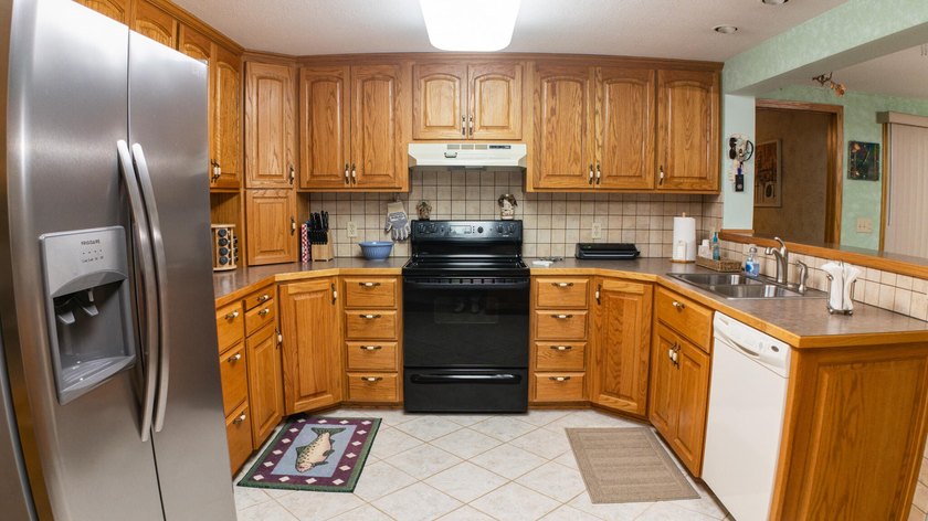 Lake living with lots of space!! WATERFRONT property, a GUEST - photo 4