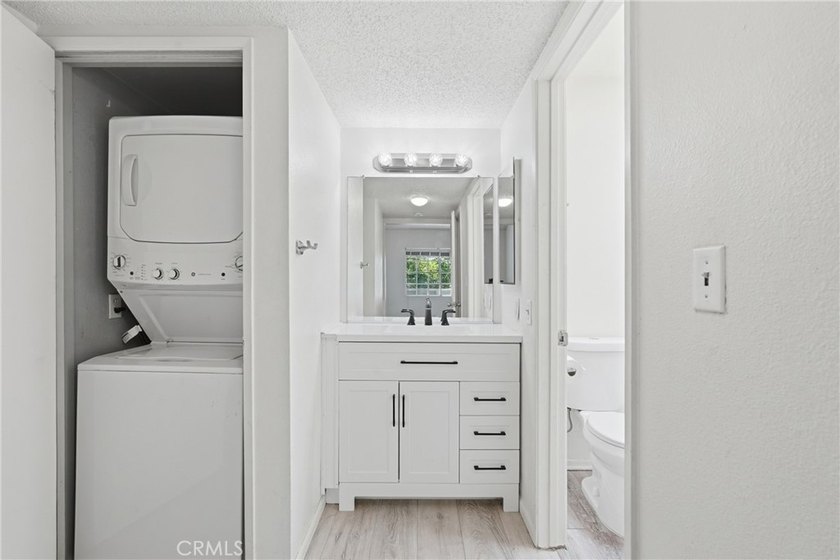 This top floor Long Beach condo features 1 bedroom, 1 bathroom - photo 7