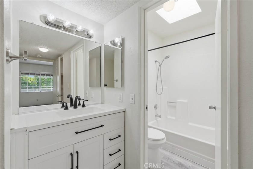 This top floor Long Beach condo features 1 bedroom, 1 bathroom - photo 8