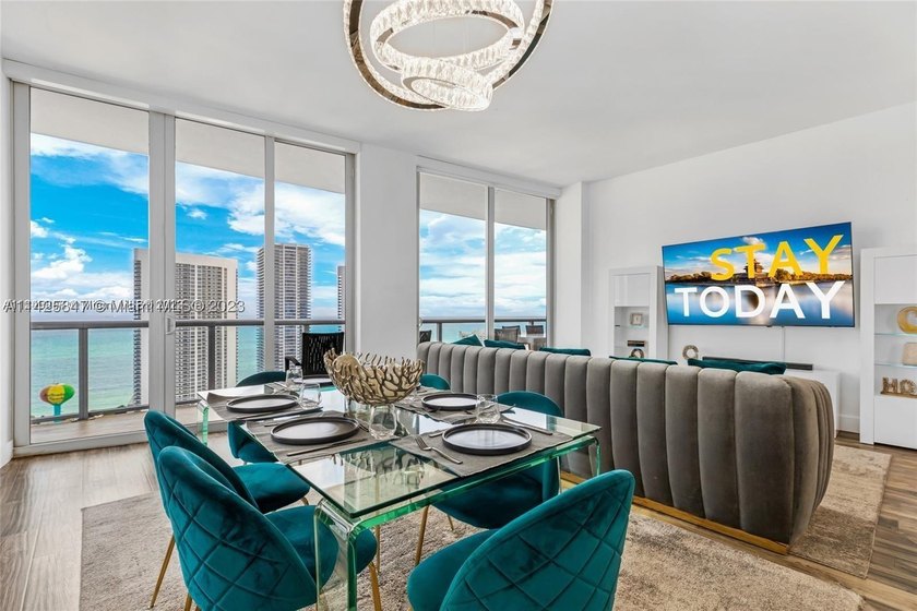 PENTHOUSE UNIT -  &amp; SHORT TERM RENTAL FRIENDLY! Situated in the - photo 2