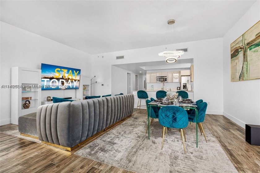 PENTHOUSE UNIT -  &amp; SHORT TERM RENTAL FRIENDLY! Situated in the - photo 4