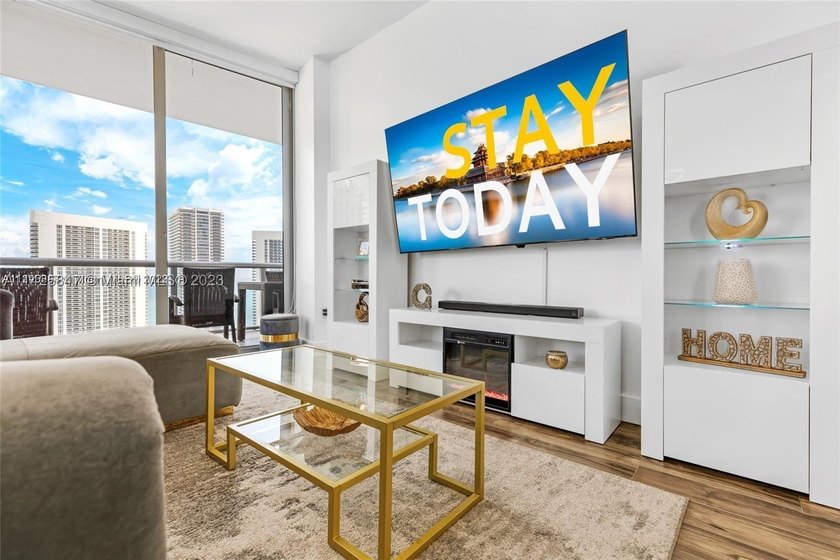 PENTHOUSE UNIT -  &amp; SHORT TERM RENTAL FRIENDLY! Situated in the - photo 5