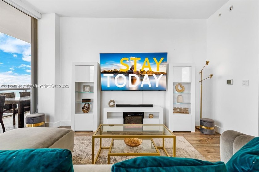 PENTHOUSE UNIT -  &amp; SHORT TERM RENTAL FRIENDLY! Situated in the - photo 6