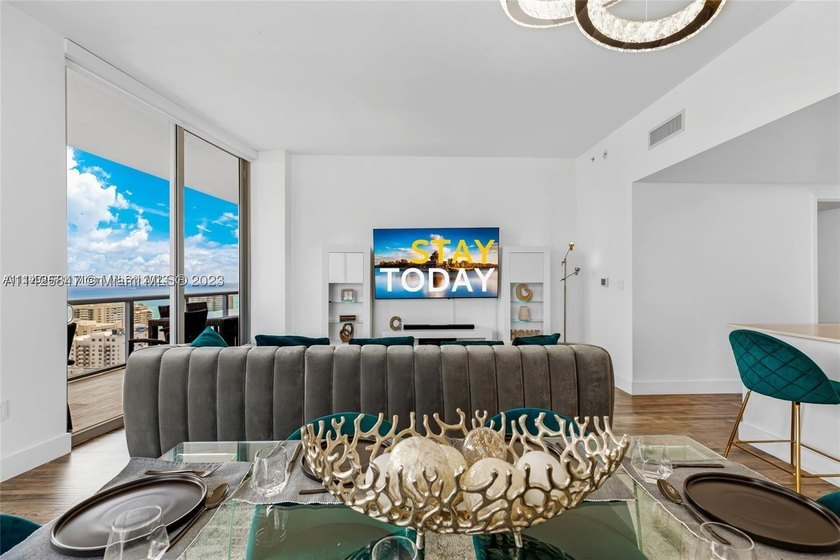 PENTHOUSE UNIT -  &amp; SHORT TERM RENTAL FRIENDLY! Situated in the - photo 8
