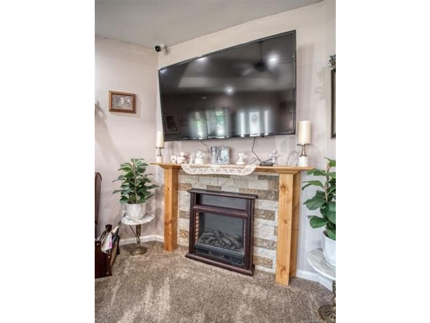 Seller is Motivated Welcome to this beautiful, single-family - photo 8