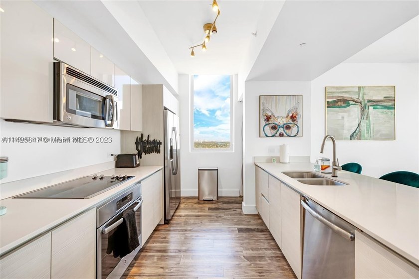 PENTHOUSE UNIT -  &amp; SHORT TERM RENTAL FRIENDLY! Situated in the - photo 9