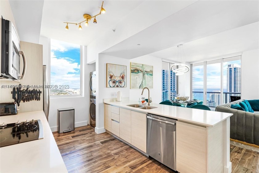 PENTHOUSE UNIT -  &amp; SHORT TERM RENTAL FRIENDLY! Situated in the - photo 10