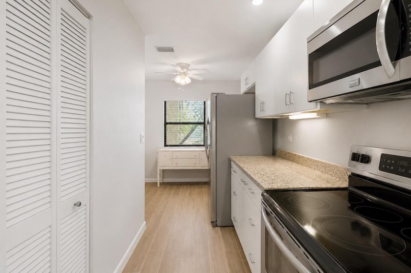 Beautifully renovated lakefront corner first-floor condo - photo 4