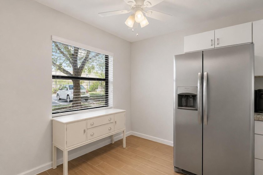 Beautifully renovated lakefront corner first-floor condo - photo 6