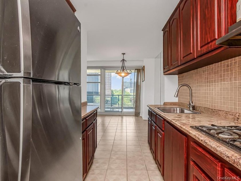 Great Opportunity to own this gorgeous 2 Bedroom 1 Bath co op - photo 4