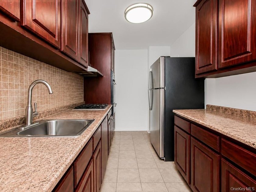 Great Opportunity to own this gorgeous 2 Bedroom 1 Bath co op - photo 5