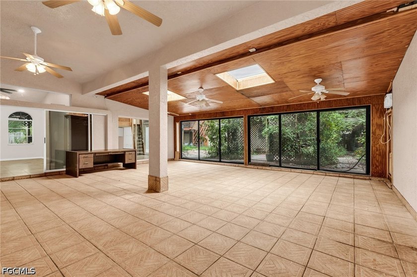 MORNING COFFEE IN THE SUNROOM. EVENINGS SURROUNDED BY TROPICAL - photo 7