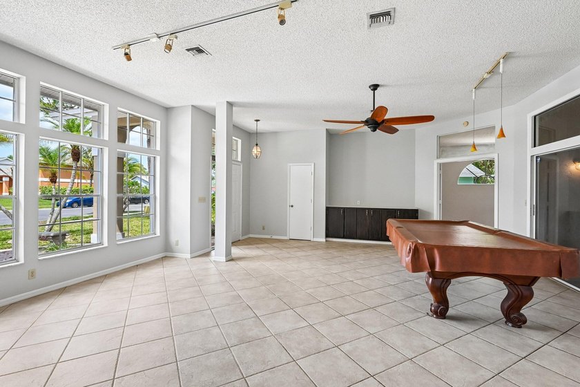 Tucked away in a private setting, this charming 3-bedroom - photo 6