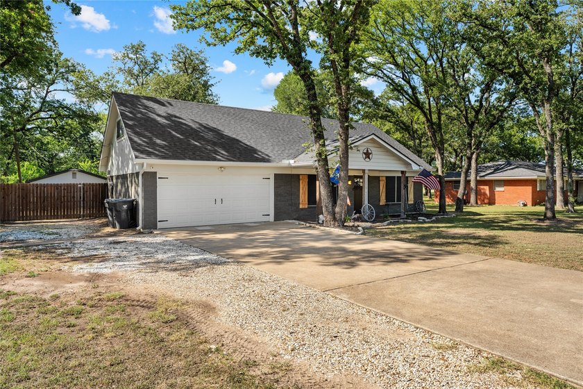 This one has so much more to offer than your average city home! - photo 2
