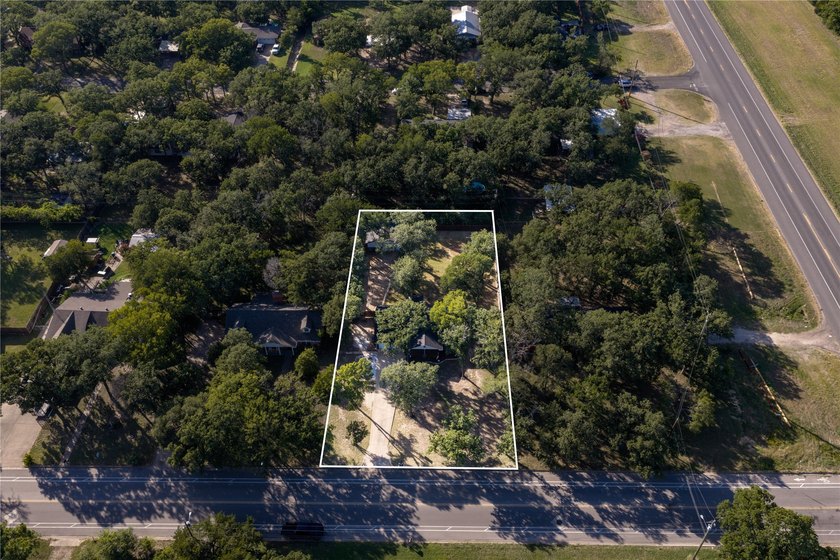 This one has so much more to offer than your average city home! - photo 4
