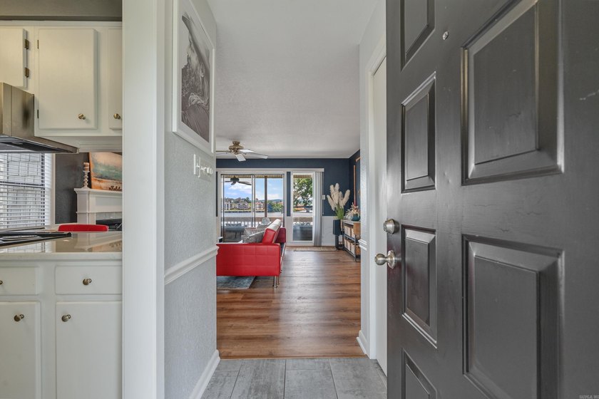 Beautifully updated lakefront condo on the main channel of Lake - photo 3