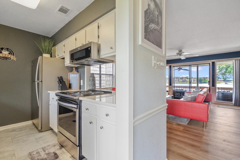 Beautifully updated lakefront condo on the main channel of Lake - photo 5