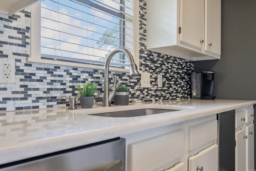Beautifully updated lakefront condo on the main channel of Lake - photo 7