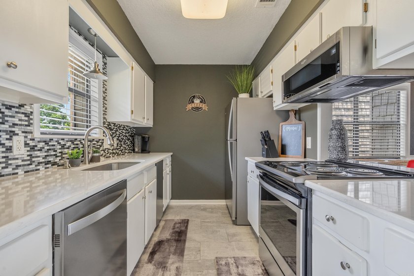 Beautifully updated lakefront condo on the main channel of Lake - photo 9
