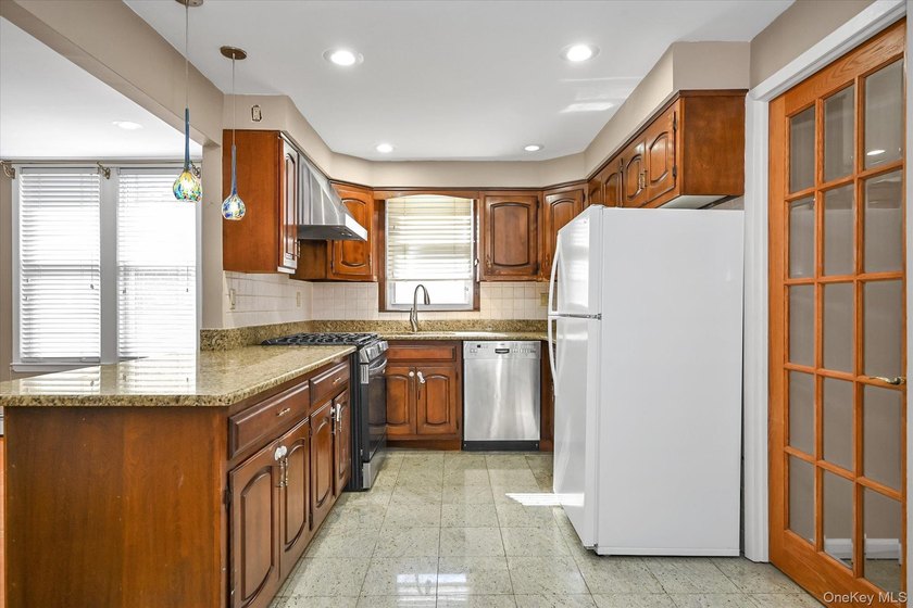 Detached double brick, large two family in prime North Flushing - photo 11