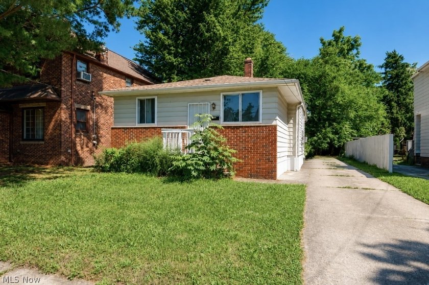 Opportunity awaits at 15811 Arcade Ave! This well-maintained - photo 2