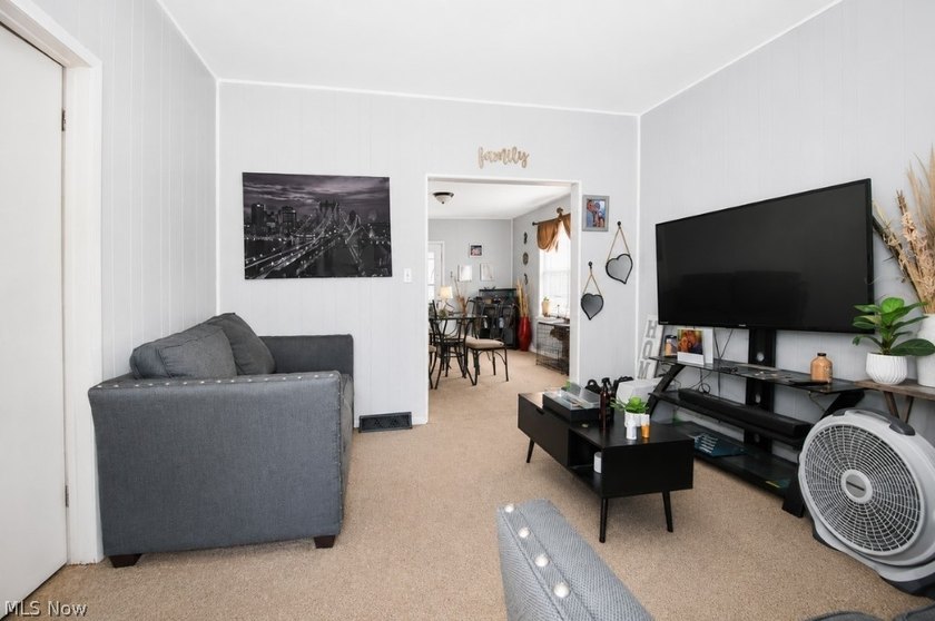 Opportunity awaits at 15811 Arcade Ave! This well-maintained - photo 4