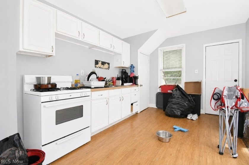 Opportunity awaits at 15811 Arcade Ave! This well-maintained - photo 9