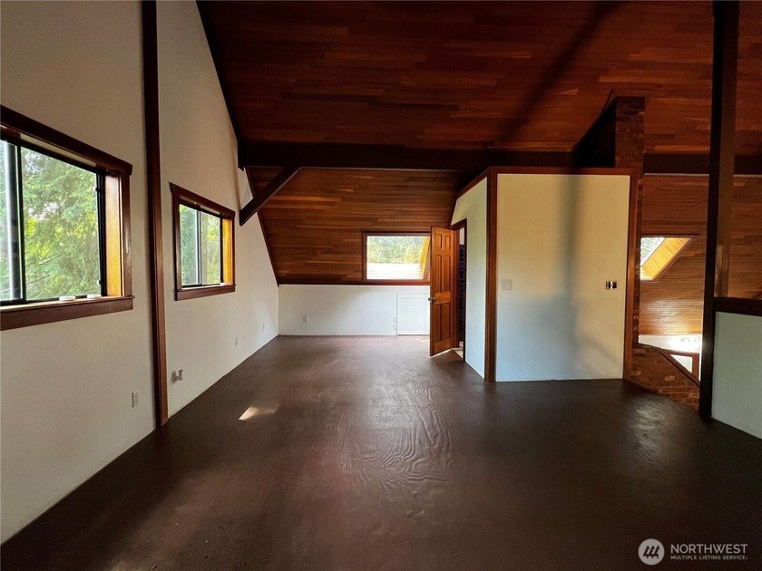 *PRICE IMPROVEMENT* This lovely Shoreline home features 2 - photo 21