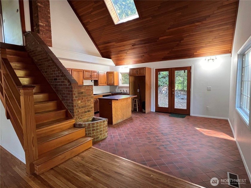 *PRICE IMPROVEMENT* This lovely Shoreline home features 2 - photo 22