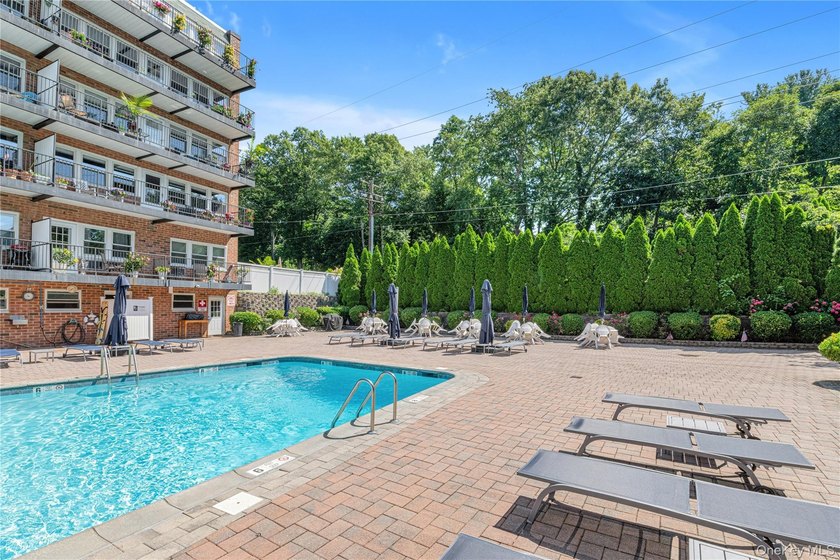 Beautifully maintained 3rd floor Glen Pearsall Coop! Spacious - photo 2