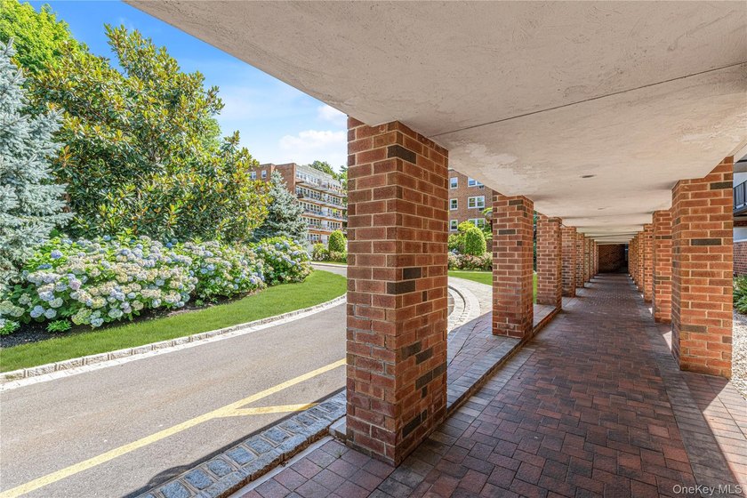 Beautifully maintained 3rd floor Glen Pearsall Coop! Spacious - photo 3