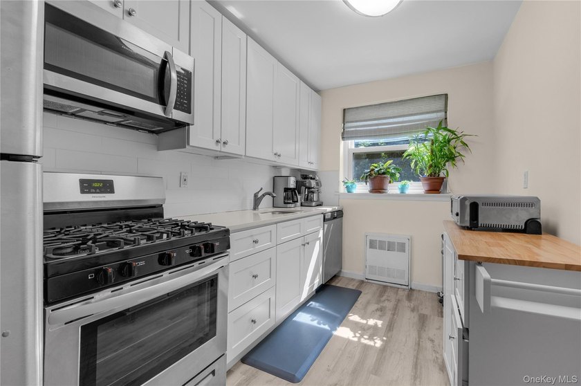 Beautifully maintained 3rd floor Glen Pearsall Coop! Spacious - photo 5