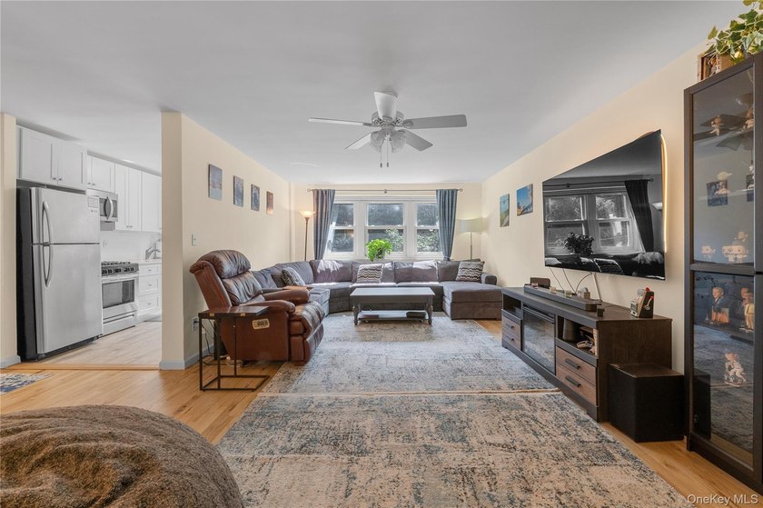 Beautifully maintained 3rd floor Glen Pearsall Coop! Spacious - photo 9