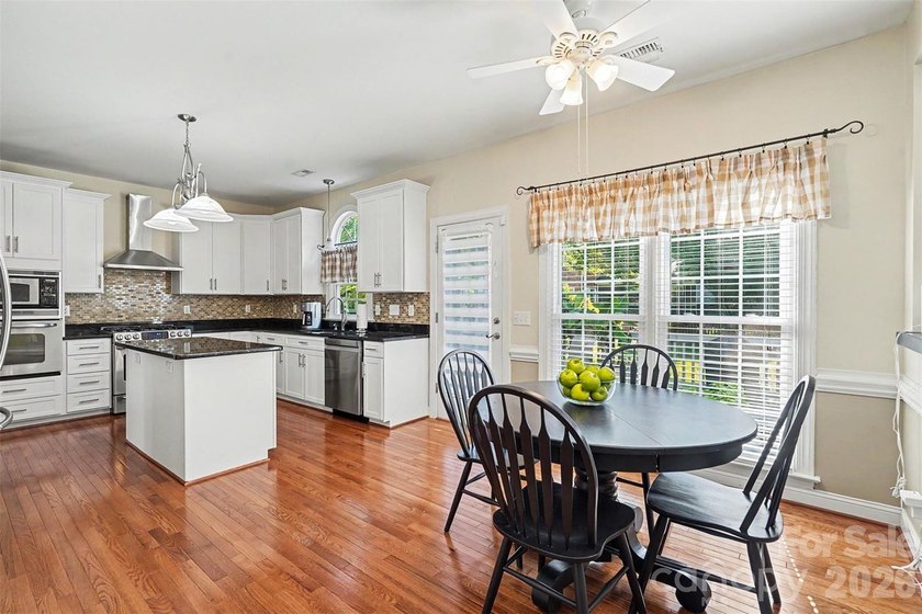Welcome to sought after Hunter Oaks! This beautifully maintained - photo 11