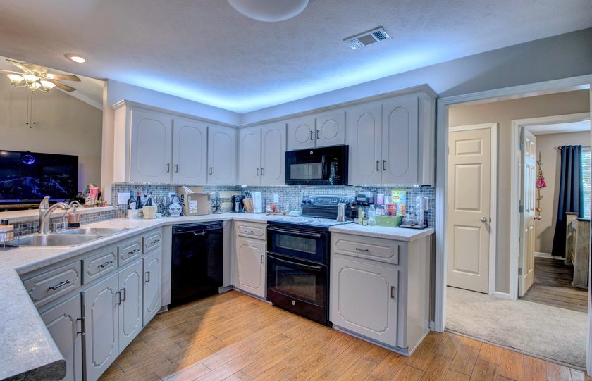Opportunity awaits in this well designed 3 bedroom, 2 bathroom - photo 6