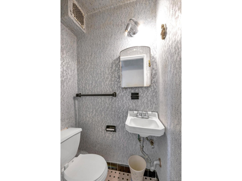 MOTIVATED SELLER! Opportunity awaits with this 3-bedroom, 2 - photo 7