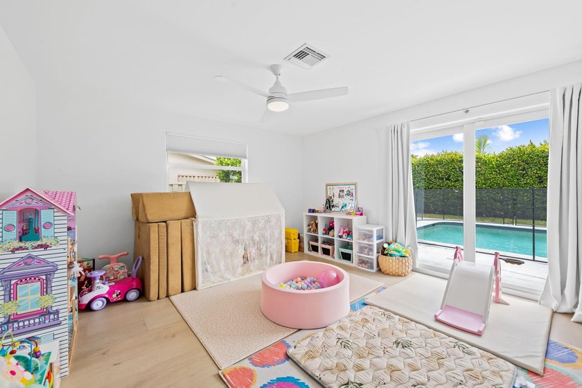 Nestled in Bermuda Riviera, this updated one-story residence - photo 17