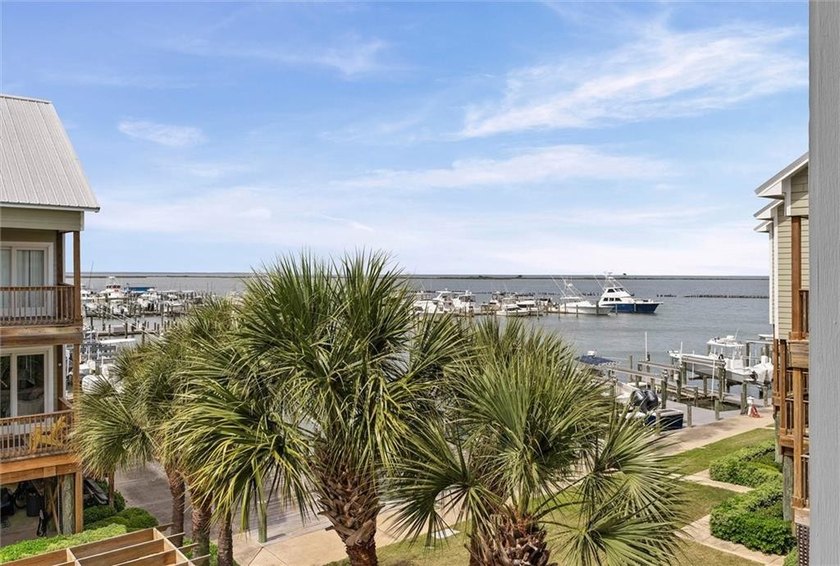 A boat slip come with townhomw in a gated community!!! if you've - photo 24