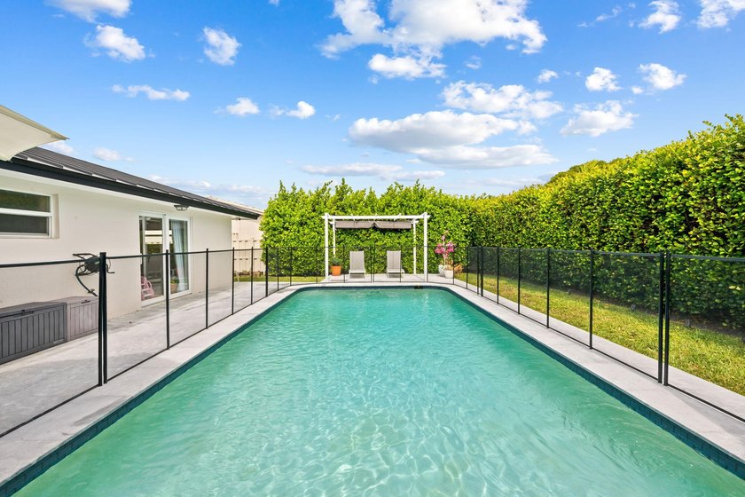 Nestled in Bermuda Riviera, this updated one-story residence - photo 24