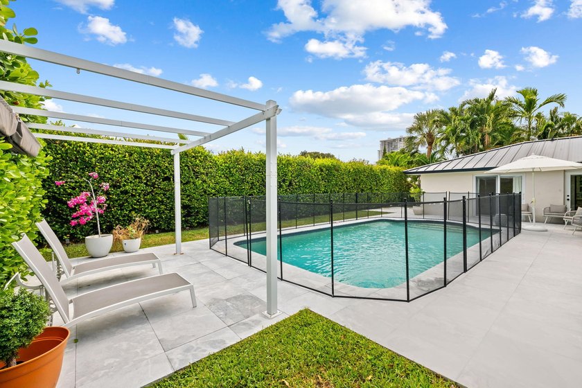 Nestled in Bermuda Riviera, this updated one-story residence - photo 25