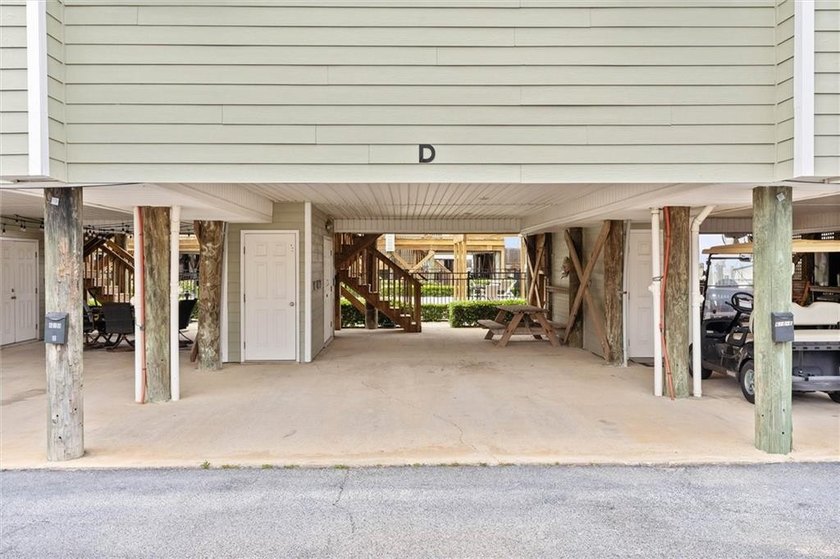 A boat slip come with townhomw in a gated community!!! if you've - photo 26