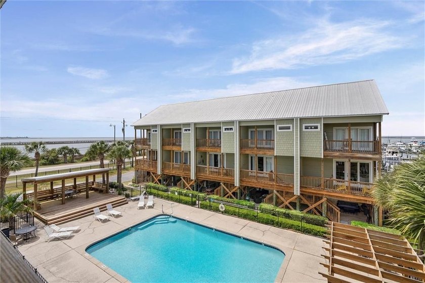 A boat slip come with townhomw in a gated community!!! if you've - photo 30
