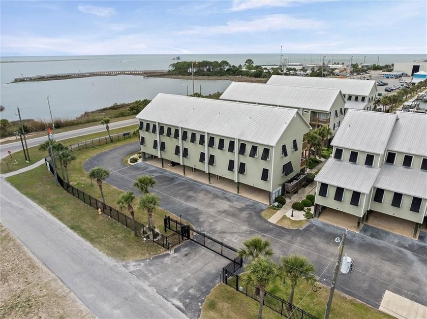 A boat slip come with townhomw in a gated community!!! if you've - photo 33