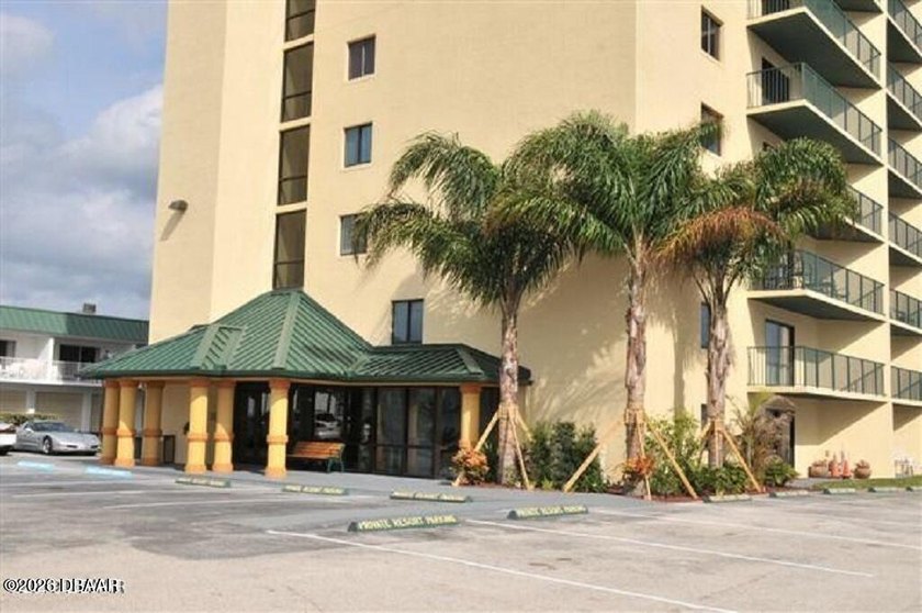 Newly Remodeled Oceanfront Condo This direct oceanfront - photo 2