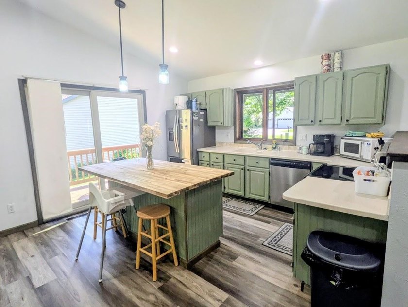 Nestled in a quiet neighborhood, this freshly remodeled 3 - photo 2