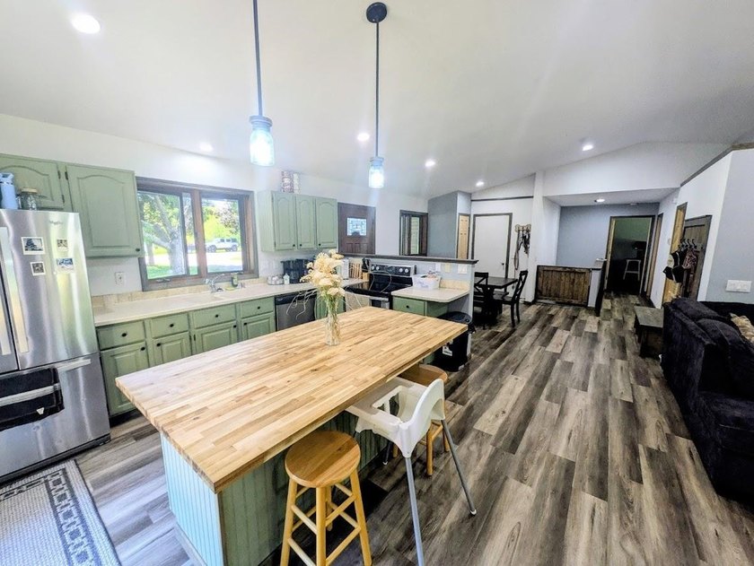 Nestled in a quiet neighborhood, this freshly remodeled 3 - photo 3
